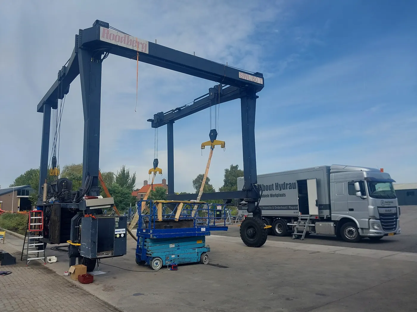 Monteurs van About Hydraulic vervangen slangen aan een botenlift
