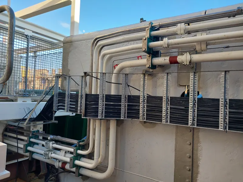 Hydraulisch RVS-leidingwerk met beugels