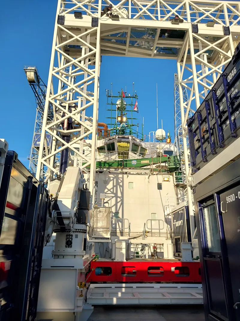 Kraan aan boord met hydraulisch leidingwerk