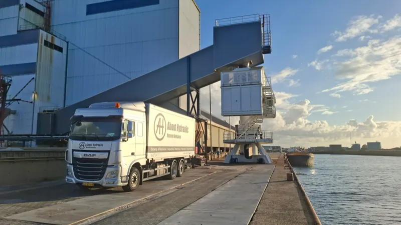 Vrachtwagen van About Hydraulic op de kade