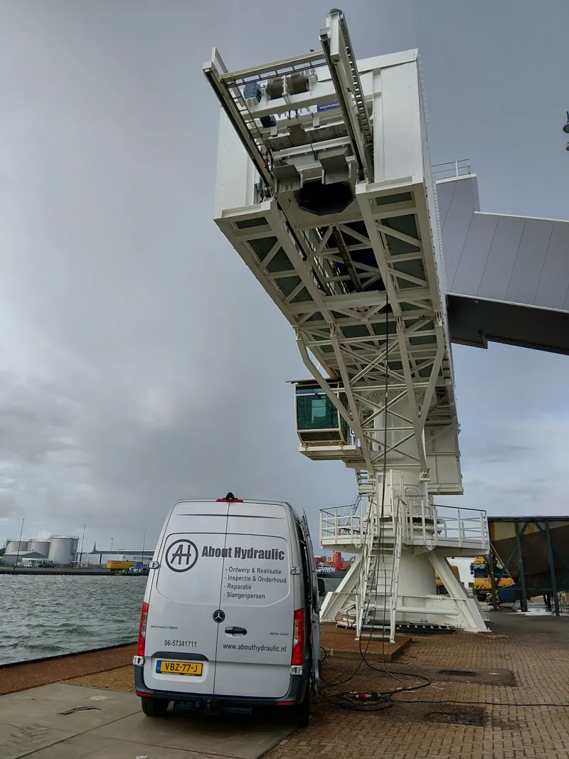 Servicebus van About Hydraulic bij een scheepsverlader